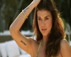 The actress has a tattoo of her parent's names on her arm.